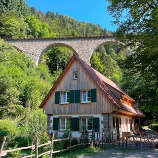 Ferien mal anders. Im Schwarzwald zum Beispiel übernachten in der Ravenna Lodge beim historischen Viadukt der Höllentalbahn im Dachzelt oder Bubble-Tent.