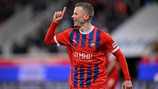 Heidenheims Adrian Beck feiertn seinen Treffer beim 2:0-Sieg des 1. FC Heidenheim gegen Union Berlin.