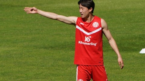 Der Mainzer Spieler Jae-Sung Lee zeigt in die Ferne. (Foto: IMAGO, Martin Hoffmann) Der Mainzer Spieler Jae-Sung Lee zeigt in die Ferne.
