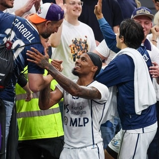 Michael Weathers von den MLP Academics Heidelberg feiert mit den Fans den Sieg bei Bayern München