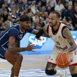 Michael Weathers von den Academics Heidelberg (li.) blockt den heranstürmenden Shabazz Napier vom FC Bayern München