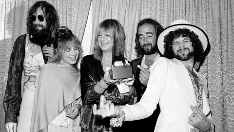 Bei der Grammy-Verleihung 1978 wurde "Rumours" als "bestes Album des Jahres" ausgezeichnet. (v.l. Mick Fleetwood, Stevie Nicks, Christine McVie, John McVie und Lindsey Buckingham) (Foto: dpa Bildfunk, Picture Alliance) Bei der Grammy-Verleihung 1978 wurde "Rumours" als "bestes Album des Jahres" ausgezeichnet. (v.l. Mick Fleetwood, Stevie Nicks, Christine McVie, John McVie und Lindsey Buckingham)