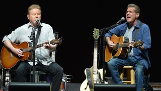 Don Henley und Glenn Frey sind Gründungsmitglieder der Band " Eagles". Sie waren beide auch dabei, als die Band mit ihrem Album "One Of These Nights" ihr erstes Nummer-1-Album hatte.