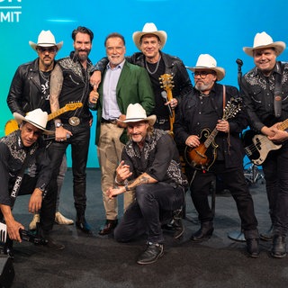 Die siebenköpfige Band The BossHoss mit Arnold Schwarzenegger | Warum The BossHoss mit Schwarzenegger per du sind