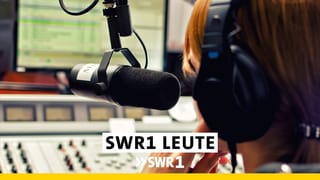 SWR1 Leute: Wir nehmen uns die Zeit für meist einen Gast - Der Podcast zur Radio-Sendung (Foto: Frau vor Mikrofon mit Schriftzug)
