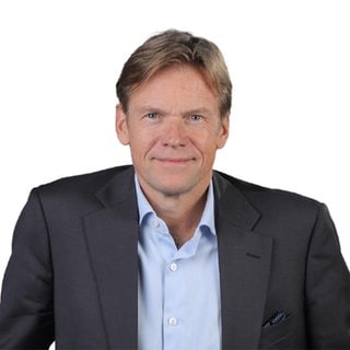 Chefarzt für Neurologie und Intensivmedizin Dr. Volker Limmroth lächelt in die Kamera.