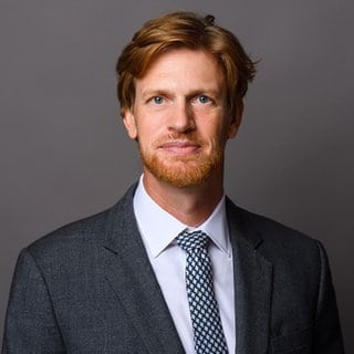Wirtschaftsrechtler Prof. Michael Saller schaut in die Kamera. 