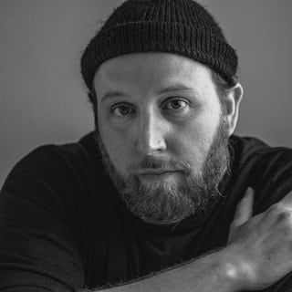 Pastor und Punkrocker Ulf Nicolai Werner schaut in die Kamera. | Zwischen Punk und Predigt