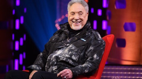 Tom Jones sitzt auf einem roten Stuhl und lacht (Foto: picture-alliance / Reportdienste, Empics Matt Crossick) Tom Jones sitzt auf einem roten Stuhl und lacht