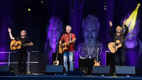 Die drei Sänger und Musiker der Gruppe Frontmen stehen auf der Bühne und singen (Foto: picture-alliance / Reportdienste, Geisler Fotoexpress Steffi Adam) Die drei Sänger und Musiker der Gruppe Frontmen stehen auf der Bühne und singen