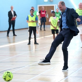 Prinz William zeigt vollen Einsatz beim Fußballspiel im Leith Community Centre