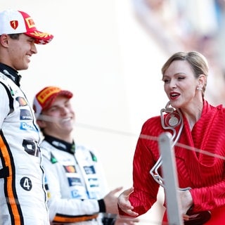 Fürstin Charlène übergibt beim Formel1 Grand Prix in Monaco einen Pokal.