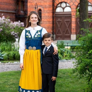 Prinzessin Estelle und Prinz Oscar präsentieren traditionelle Kleidung zum Nationalfeiertag in Schweden.