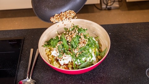 Mediterraner Nudelsalat mit gerösteten Pinienkernen. (Foto: SWR, Corinna Holzer) Mediterraner Nudelsalat mit gerösteten Pinienkernen.