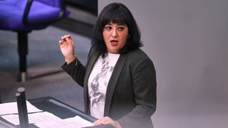 Gökay Akbulut (Linke) im Deutschen Bundestag: Gegen sie wird nach einem Vorfall mit Fußballfans des VfB Stuttgart in einem Zug ermittelt.