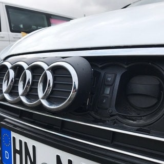 Front von einem e-Audi mit Ladedeckel (Symbol)
