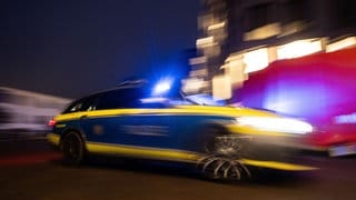 Ein Polizeiauto mit Blaulicht (Symbolbild). Nach einer wilden Verfolgungsjagd schnappt die Polizei zwei junge Männer in Heilbronn. Sie hatten zuvor zwei teure Pkw aus einem Autohaus gestohlen.