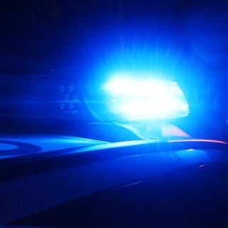 Blaulicht der Polizei bei Nacht. Bei einem tödlichen Unfall auf der A3 bei Wertheim beging der Unfallverursacher Fahrerflucht.