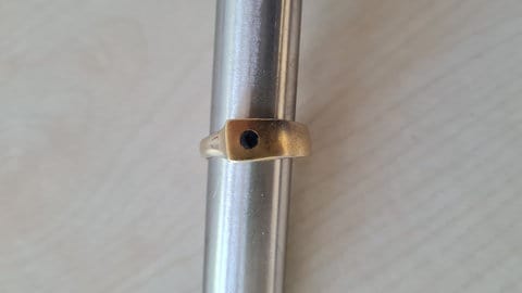 Sichergestellter Ring mit blauem Smaragd. (Foto: Polizeipräsidium Heilbronn) Sichergestellter Ring mit blauem Smaragd.