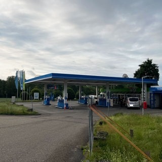 Die Tankstelle in Untergruppenbach. Hier hat der Helm-Räuber nun zum zweiten Mal zugeschlagen. Er könnte auch für den Überfall auf eine Tankstelle in Neckarsulm verantwortlich sein.