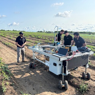 Bei der Spargelernte wird auf einem Feld ein Roboter getestet.