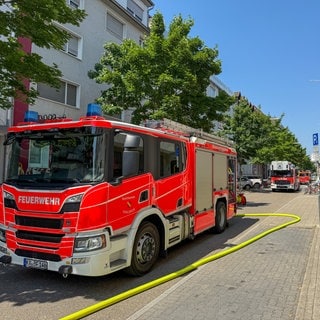 Feuerwehreinsatz an Fronleichnam in der Karlsruher Weststadt. Feuerwehrauto in Straße. Feuer auf Balkon greift auf Wohnung über.