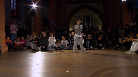 Aurelia de Maio aus Mannheim tanzt Hip-Hop auf einer Bühne (Foto: SWR) Aurelia de Maio aus Mannheim tanzt Hip-Hop auf einer Bühne