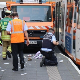 Polizei, Feuerwehr und Rettungskräfte am Freitag am Mannheimer Marktplatz