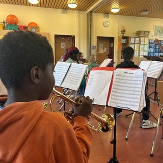 Junge Musiker mit unterschiedlichen Hautfarben machen zusammen Musik