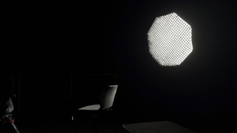 In einem dunklen Raum steht ein Stuhl vor einer großen Lichtquelle. Ein Arzt, der anonym bleiben möchte, berichtete von der Arbeitszeiterfassung an einer der vier Unikliniken in BW. (Foto: SWR, SWR/Clara Gehrunger) In einem dunklen Raum steht ein Stuhl vor einer großen Lichtquelle. Ein Arzt, der anonym bleiben möchte, berichtete von der Arbeitszeiterfassung an einer der vier Unikliniken in BW.