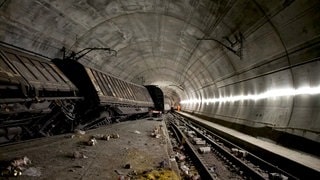 In einer Röhre des Gotthard-Tunnels ist ein Güterzug verunglückt. 