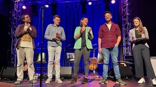 Künstler nehmen Applaus des Publikums entgegen, beim 3. Alemannischen Poetry-Slam im Burghof in Lörrach