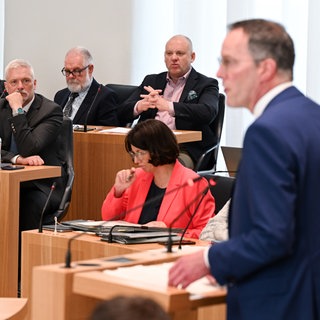Der RLP-Innenminister Michael Ebling (SPD, r) spricht während der Landtagsdebatte zum Verfassungsschutzbericht und kritisiert dabei die AfD (im Hintergrund)