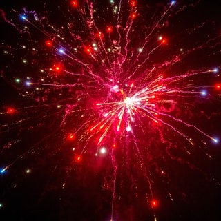 Um das 125-jährige Bestehen ihres Vereins zu feiern, zündeten einige FCK-Fans um Punkt Mitternacht am 2. Juni in Kaiserslautern ein Feuerwerk.