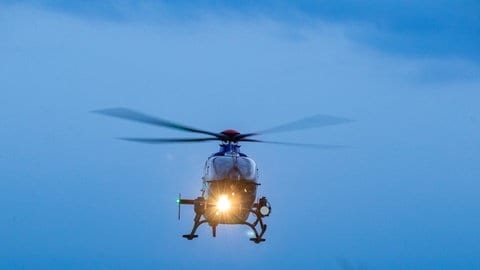 Ein Hubschrauber der Polizei war im Einsatz auf der Suche nach einer vermissten Seniorin aus Rodenbach (Kreis Kaiserslautern). (Symbolbild)