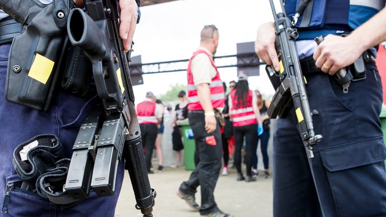 Polizisten mit Maschinengewehren 2017 bei Rock am Ring am Nürburgring: Das Festival wurde zeitweise wegen einer Terrorwarnung unterbrochen. (Foto: picture-alliance / Reportdienste, Picture Alliance) Polizisten mit Maschinengewehren 2017 bei Rock am Ring am Nürburgring: Das Festival wurde zeitweise wegen einer Terrorwarnung unterbrochen.