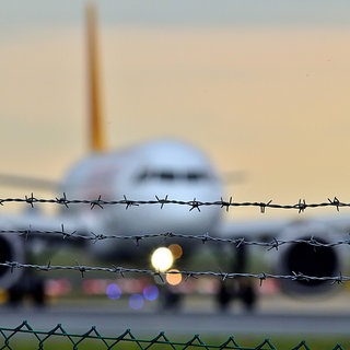 Ein Flugzeug wartet auf einen Abschiebeflug (Symbolbild). Der Stadtrat in Landau will keine Kinder aus Kitas und Schulen abschieben.