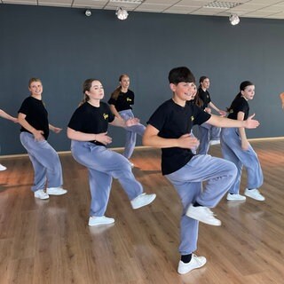 Die Tanzgruppe "No Risk No Fun" hat sichtlich Spaß beim Training für die Weltmeisterschaft.