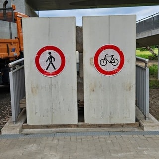 Zwei Betonplatten versperren die Zufahrt zum Radweg unterhalb der Schiersteiner Brücke. Quelle: Autobahn GmbH