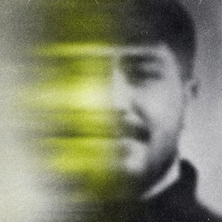 "Wo bist du? Verschollen auf der Flucht". Das verschwommene Portrait einer Person.