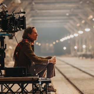 Wes Anderson am Set des neuen Films "Der phönizische Meisterstreich".