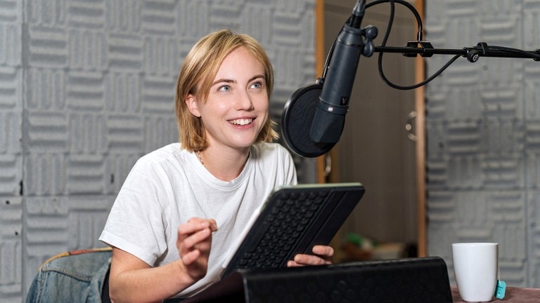 Elisa Schlott als Erzählerin 2 (Foto: SWR, Christian Koch) Elisa Schlott als Erzählerin 2