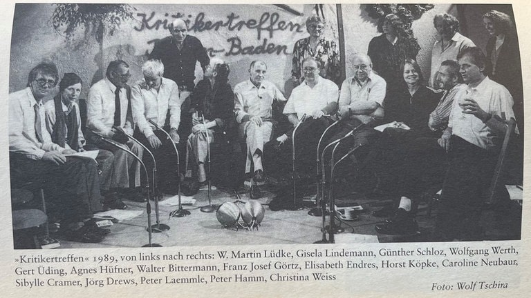 Jury der Bestenliste 1989 (Foto: Wolf Tschira in Lodemann, Jürgen (Hg.): Die besten Bücher. 20 Jahre Empfehlungen der deutschsprachigen Literaturkritik, Frankfurt a. M. 1995.) Jury der Bestenliste 1989