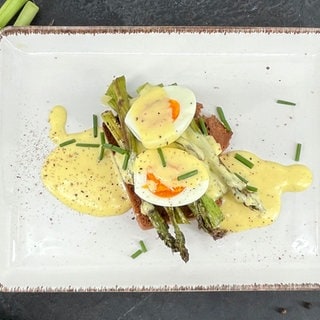Eier auf Vollkornbrot mit grünem Spargel